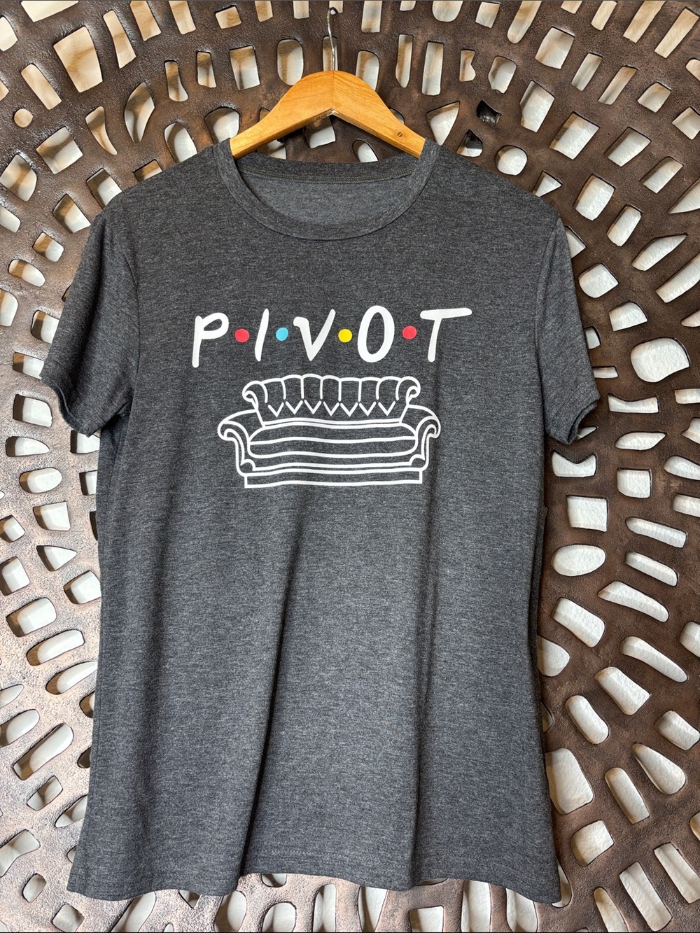 🩶 Friends “Pivot Couch” Graphic Tee Women’s Small Dark Gray Short Sleeve 🩶